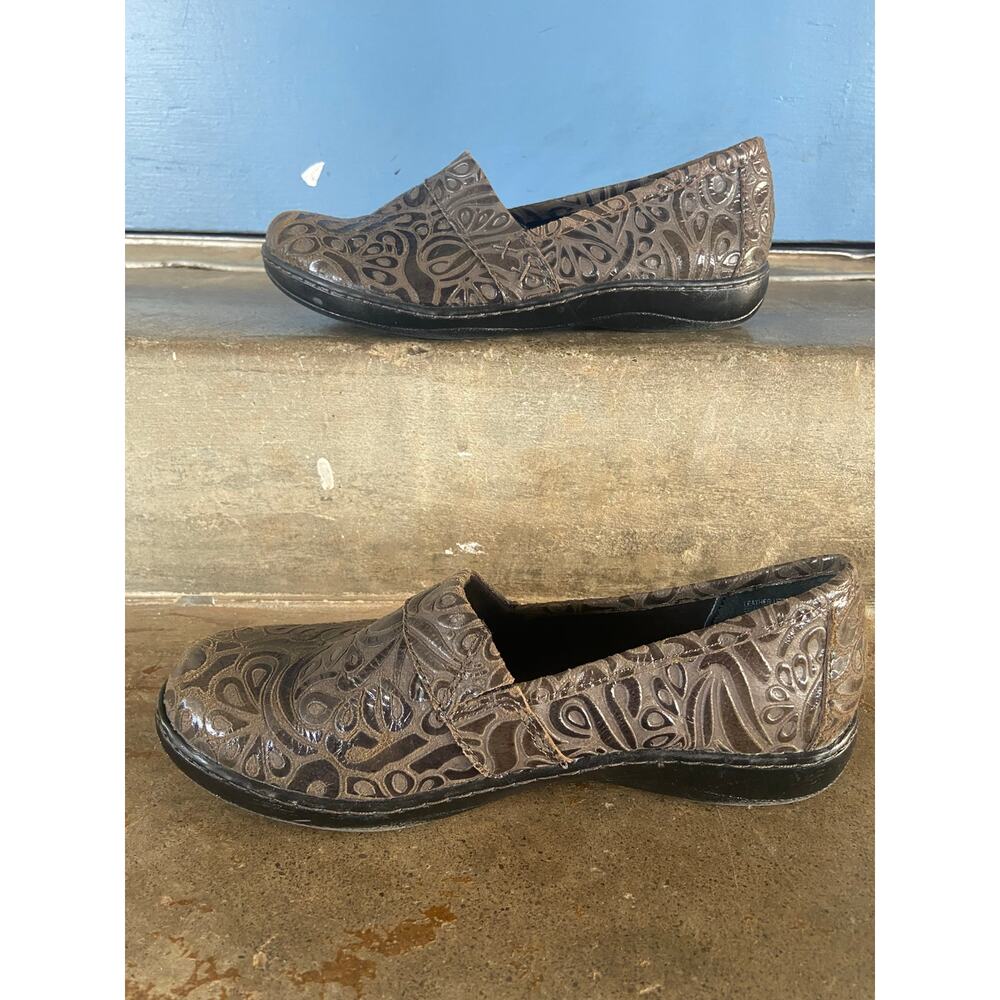 b.o.c. Peggy brown tooled leather slip on loafer - Picture 4 of 8